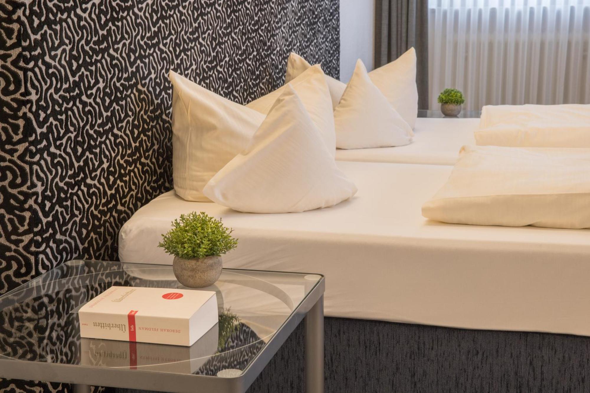 Hotel Am Kurpark Spaeth Бад Виндсхайм Екстериор снимка